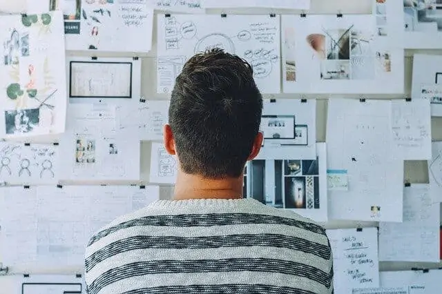 Mann vor einer Startup-Wall