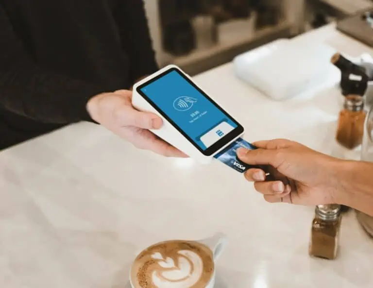 Kaffee-bezahlen-mit-Kreditkarte